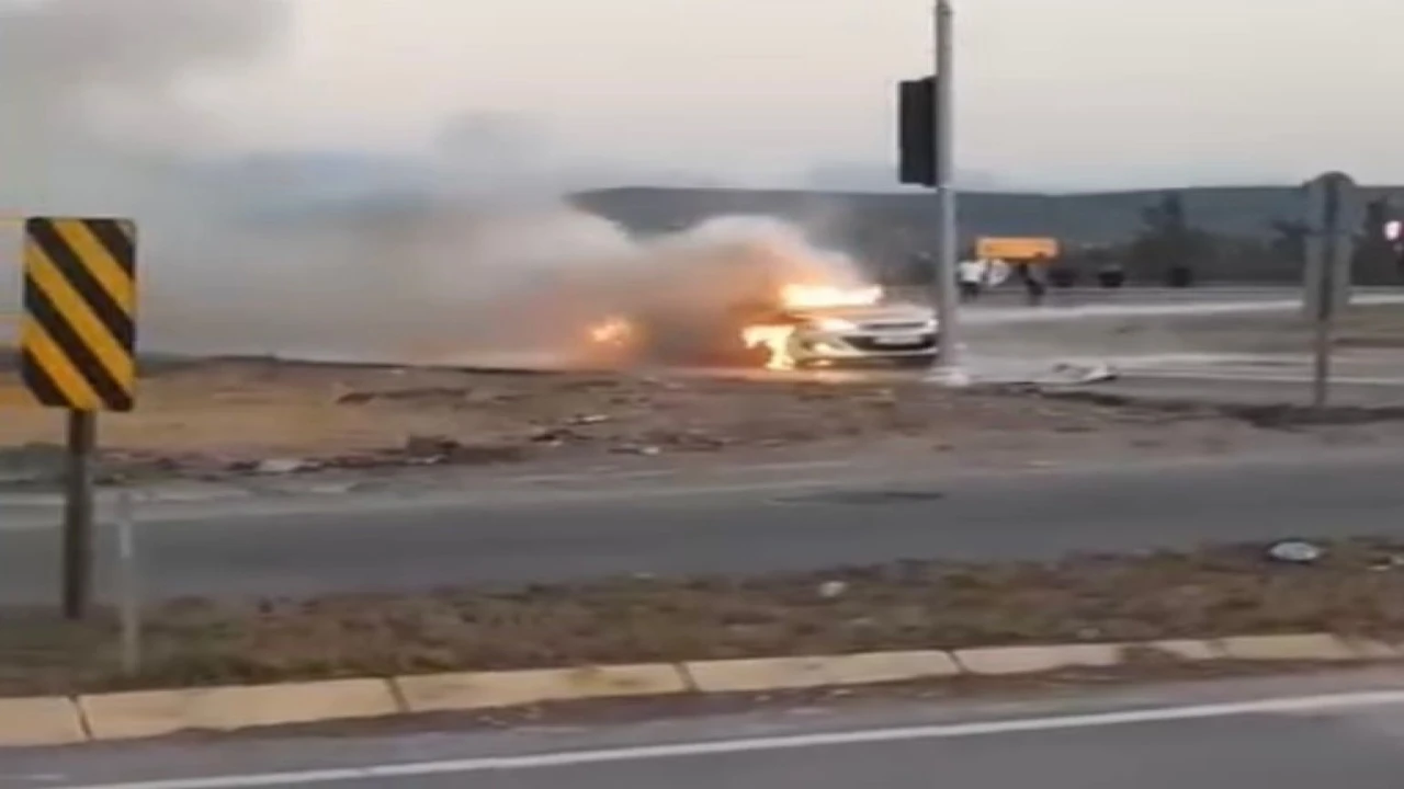 Osmaniyede otomobil alev topuna döndü