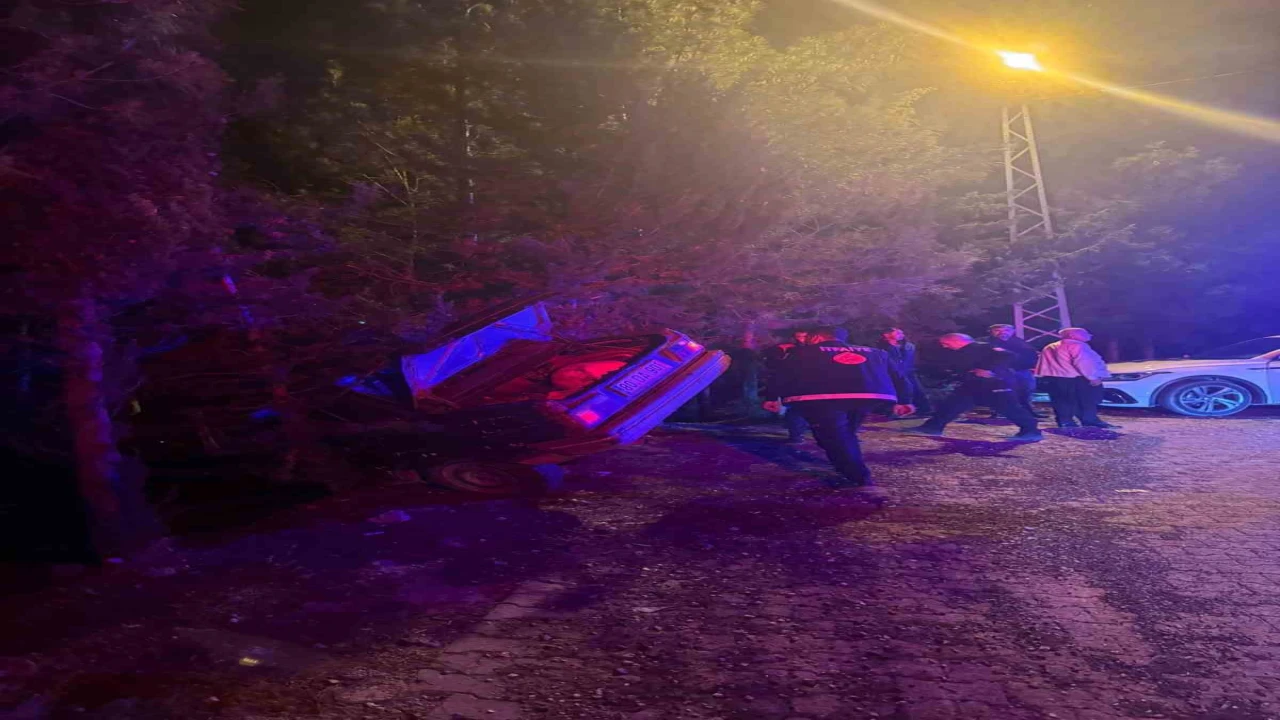 Osmaniyede otomobil uçuruma düşmekten ağaç sayesinde kurtuldu: 3 yaralı