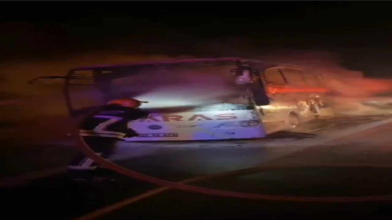 Osmaniyede seyir halindeki yolcu otobüsü alev alev yandı