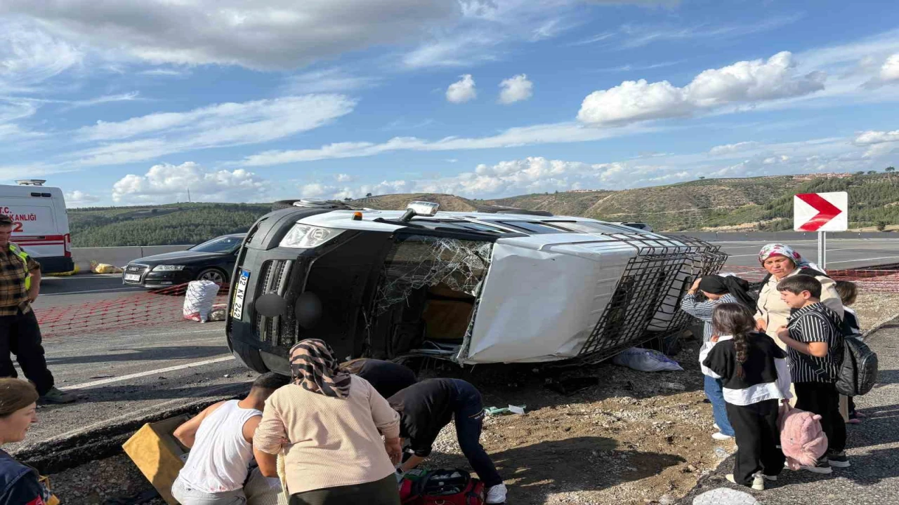 Osmaniyede yolcu minibüsü şarampole devrildi: 13 Yaralı