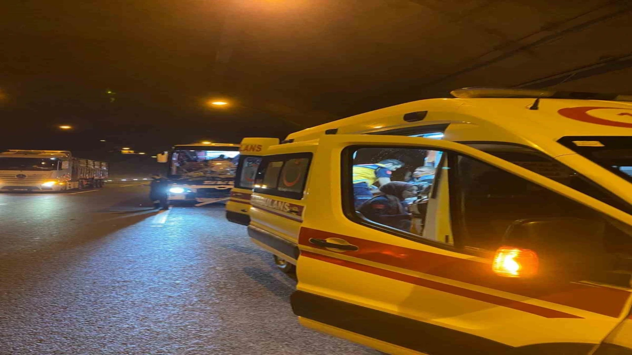 Osmaniyede yolcu otobüsü tıra çarptı: 8 kişi yaralandı