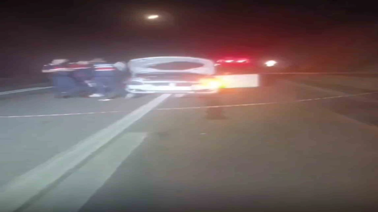 Otomobil, park halindeki kamyona çarptı: 1 ölü, 1 yaralı