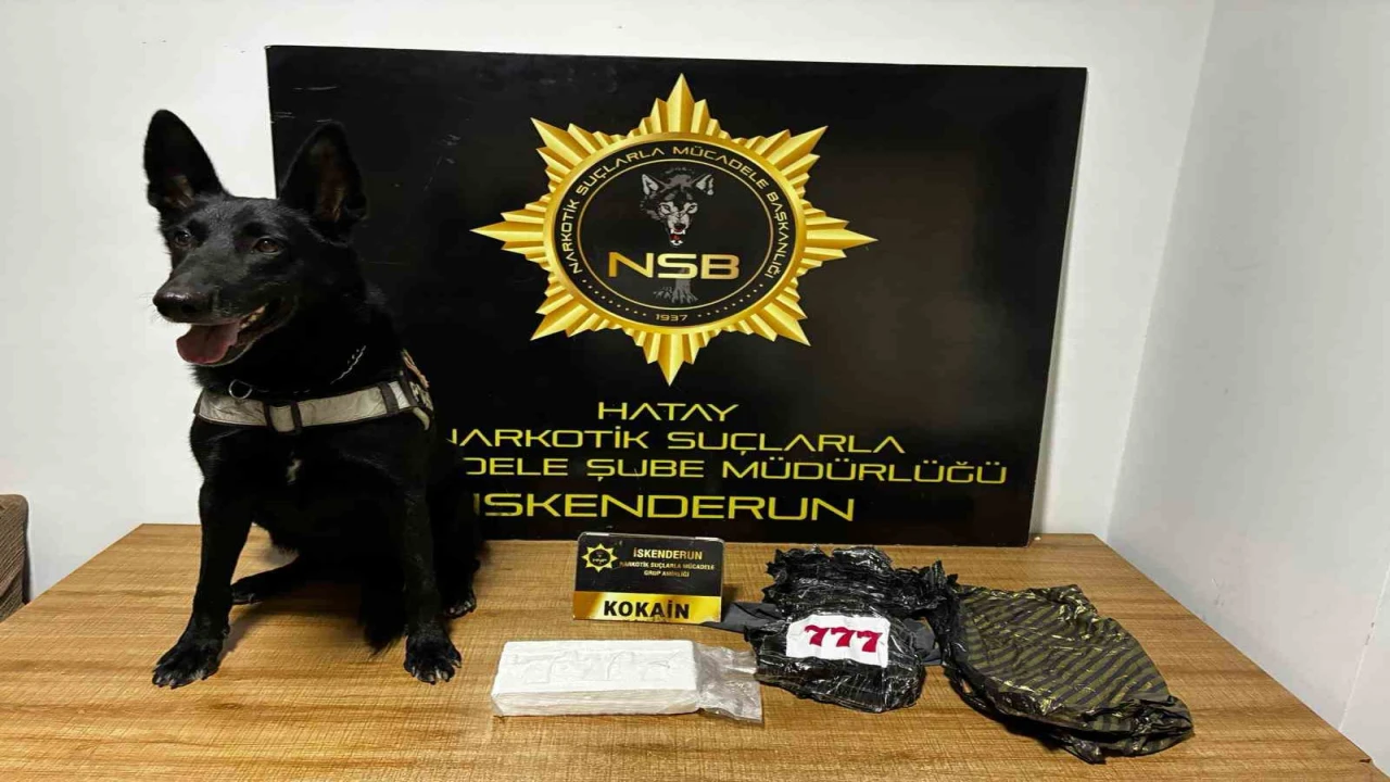 Otomobilin kaputundan 5 buçuk milyon TLlik uyuşturucu çıktı