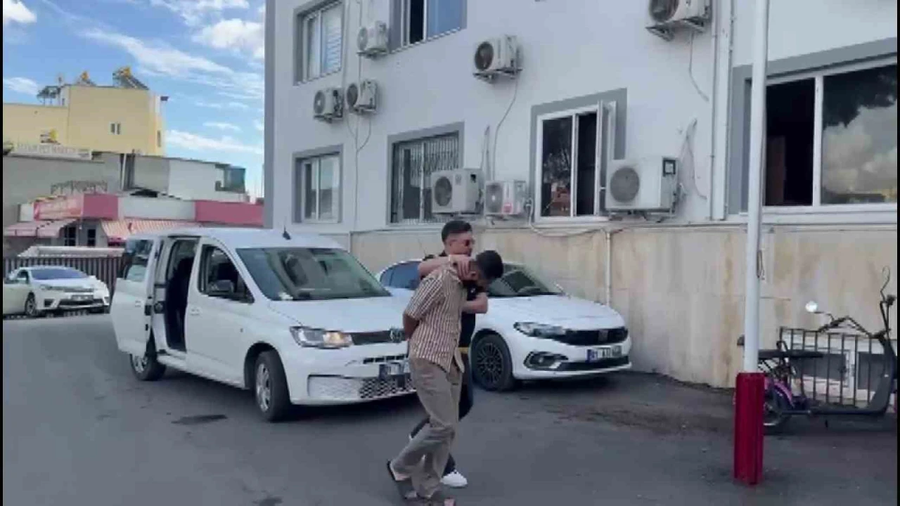 Polis süsü verip çakarla gezdi, havaya ateş açıp çocukların üzerini aradı