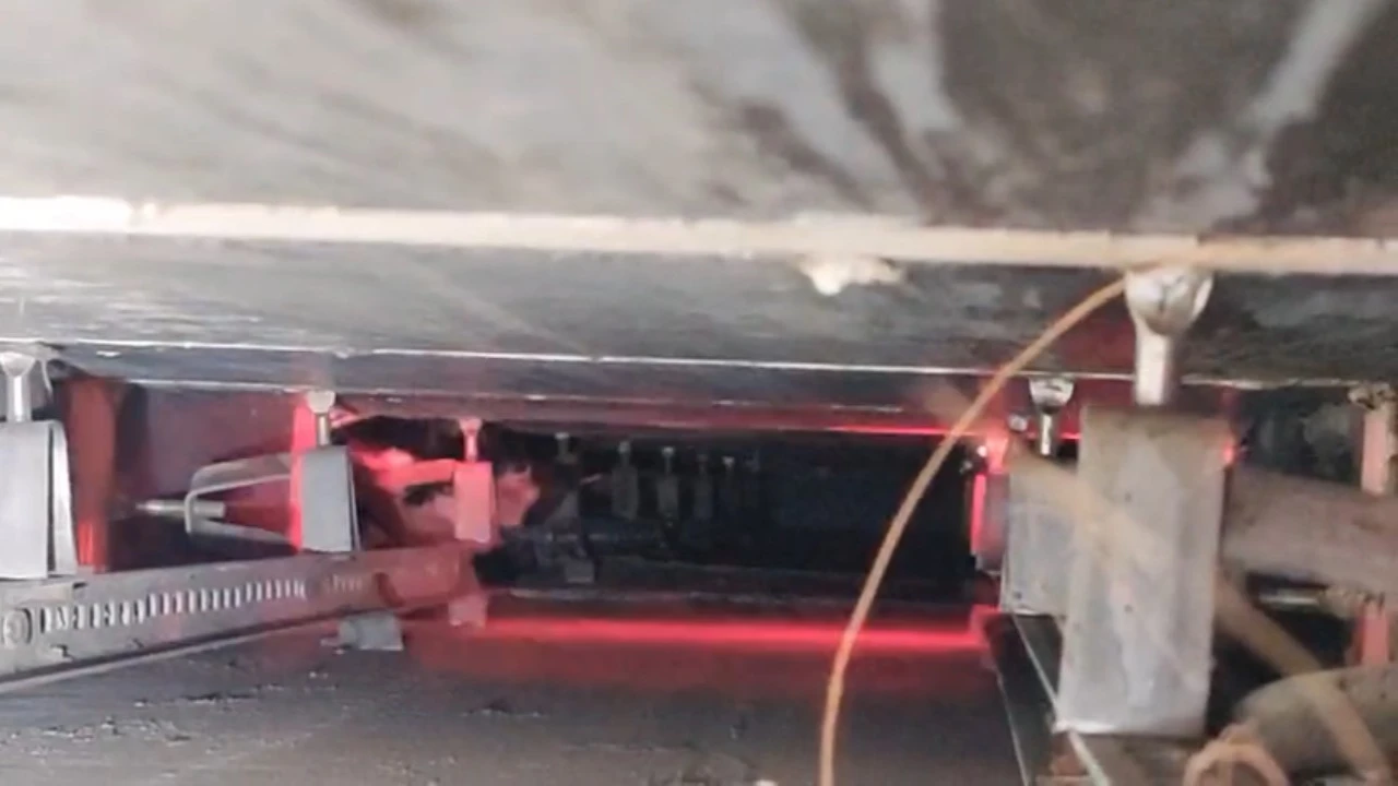 Reklam panosunda mahsur kalan kediyi itfaiye kurtardı