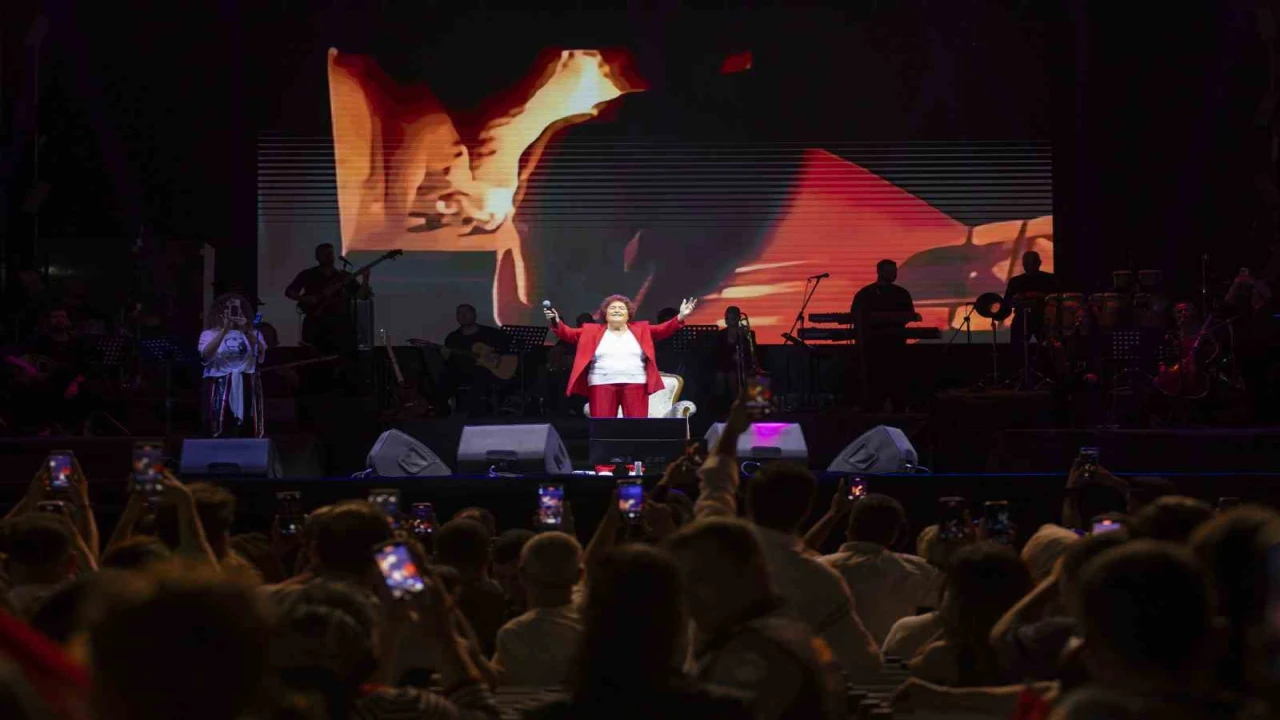 Selda Bağcan, Mersin Gençlik Festivali kapsamında sahne aldı