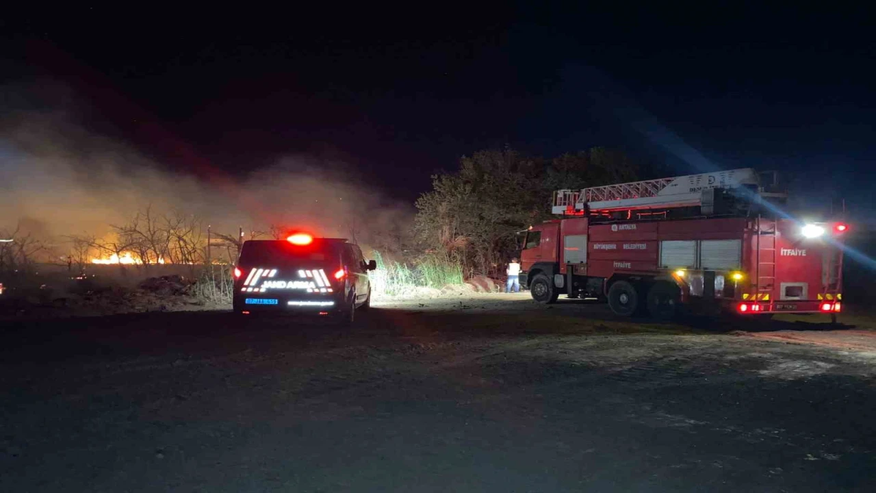 Serikte yol kenarındaki otluk alanda çıkan yangın korkuttu