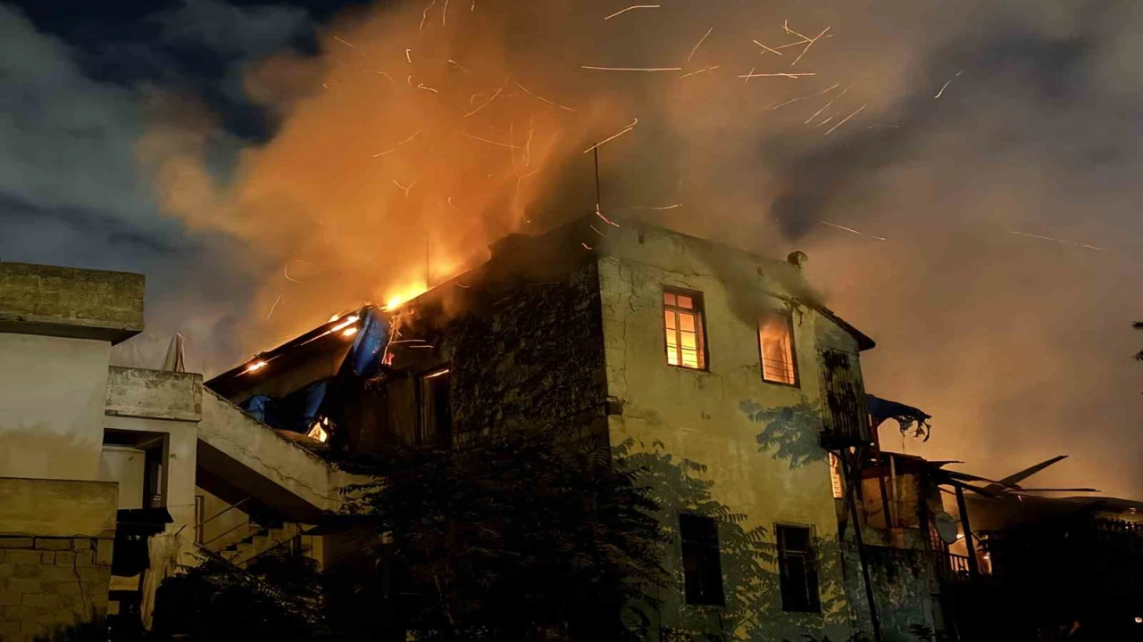 Tarsusta iş yerinde çıkan yangın 2 binaya sıçradı