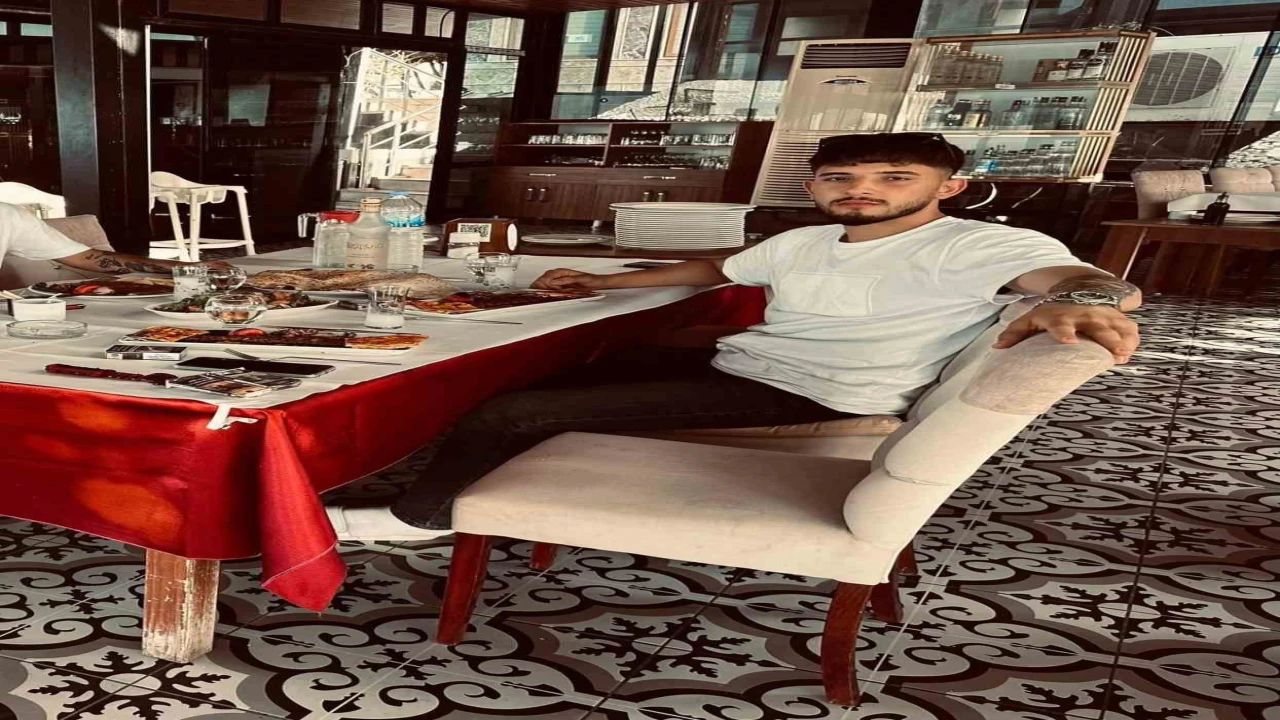 Tarsusta otomobille çarpışan motosikletli hayatını kaybetti