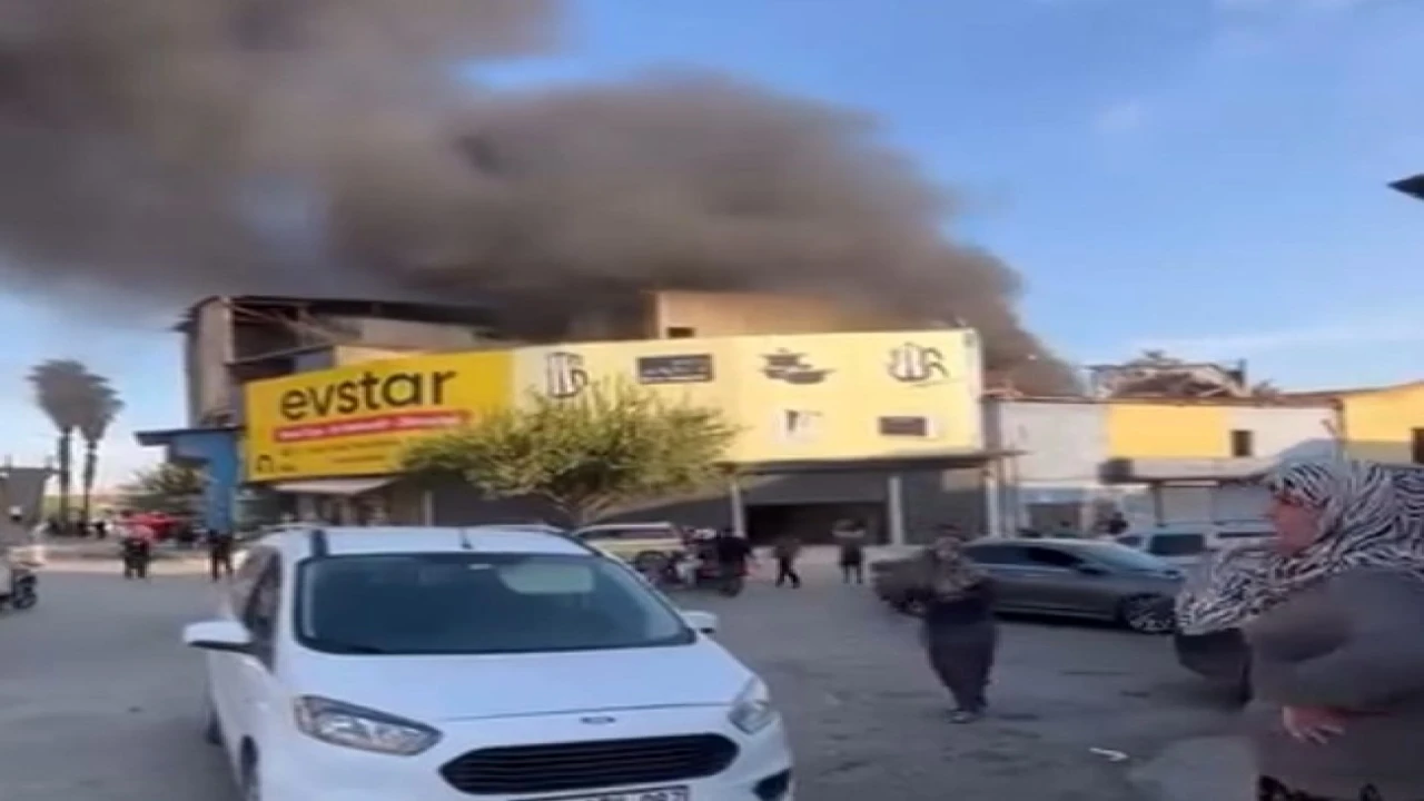 Tekstil malzemesi satan iş yerinde çıkan yangın söndürüldü