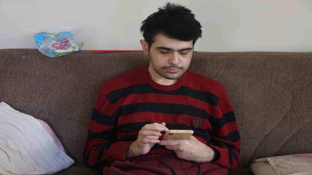 Telefon bağımlısı gençten ailelere tavsiye: Küçükken çocuklara telefon vermeyin