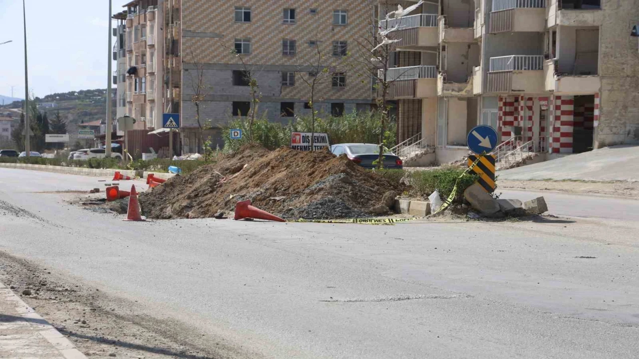 Toprak yığınına çarpan motosikletli metrelerce sürüklendi, o anlar kamerada