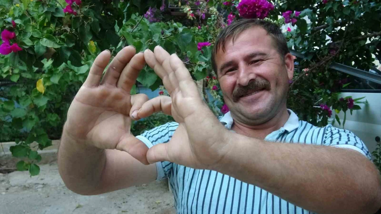 Uçağa valizleri yüklerken sempatik tavırlarıyla meşhur oldu, o anlar milyonlarca kez izlendi