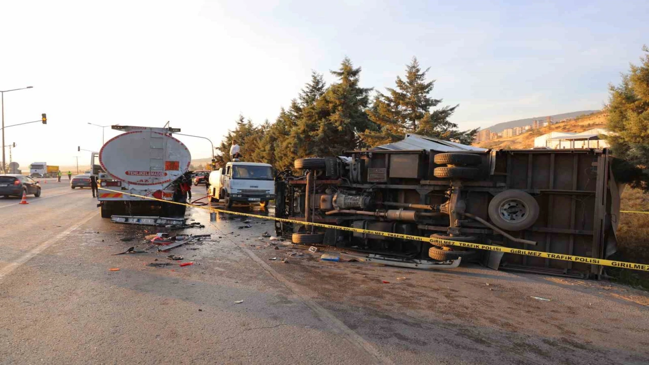 Yakıt tankerine çarpan kamyonetin sürücüsü hayatını kaybetti