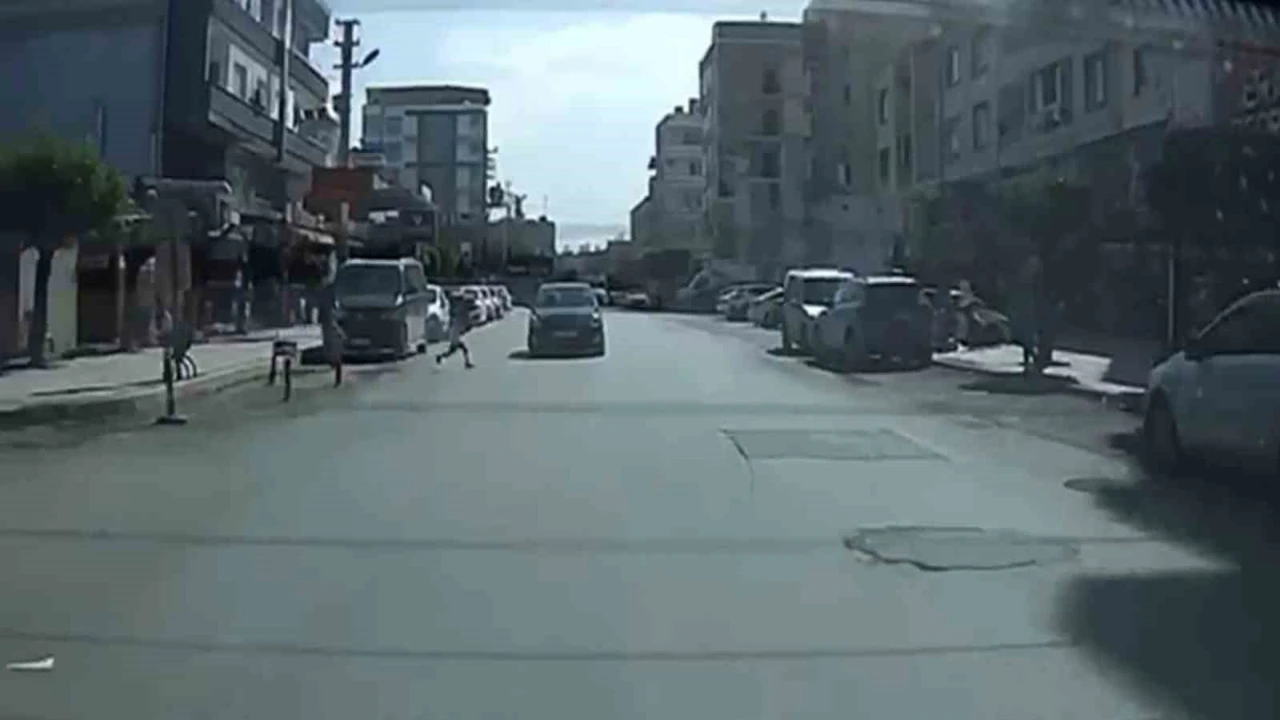 Yola fırlayan çocuğa çarpmamak isterken karşı yönden gelen otomobille kafa kafaya çarpıştı