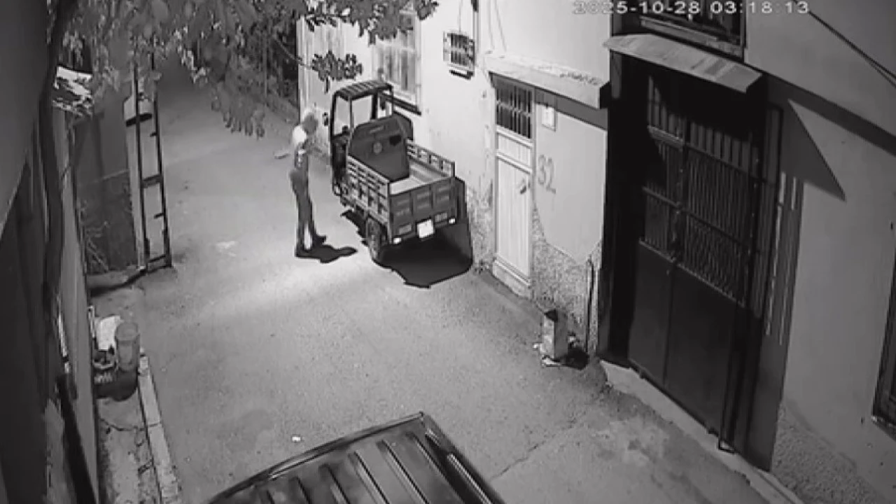 Yüzünü kapüşonla kapatarak mopedi dakikalar içinde çaldı