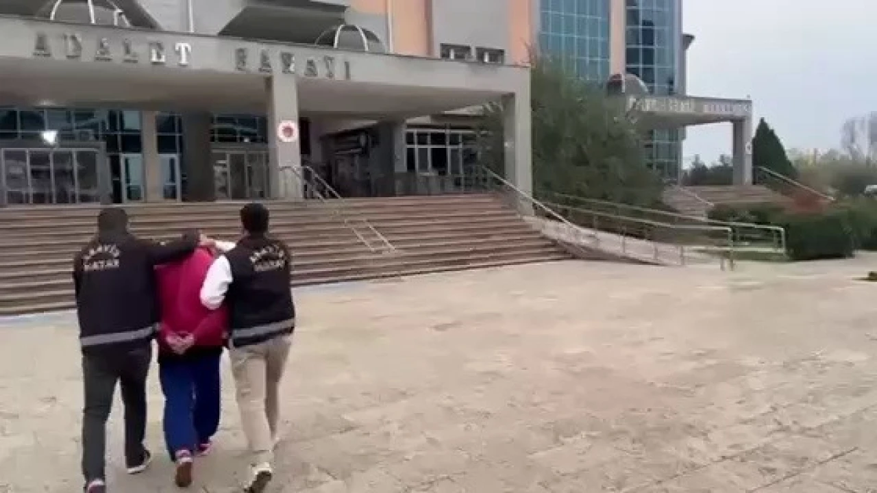 77 yıl hapis cezasıyla aranan firari şahıs, kurye kılığındaki polisin 'Yemek siparişi getirdim' sözleriyle yakalandı (Fotoğraflı) Veysel Korkmaz HATAY (İHA) - Hatay'da dolandırıcılık suçundan 77 yıl hapis cezasıyla aranan firari şahıs, kurye kılığına giren polisin kapıyı çalmasıyla yakalandı. Hatay Emniyet Müdürlüğü görevlilerince aranan şahısların yakalanmasına yönelik yapılan çalışmalar aralıksız sürüyor. Polis ekiplerince; Bilişim Sistemleri Banka veya Kredi Kurumlarının Araç Olarak Kullanılması Suretiyle Dolandırıcılık suçundan toplam 211 farklı dosyadan 77 yıl 8 ay kesinleşmiş hapis cezası ve 150 bin 980 TL adli para cezası ile aranması bulunan ve bu suçtan 2 yıl 10 ay 4 gündür firar olarak aranan Ö.Z. Edirne'de yakalandı. Şahıs, sevk edildiği adli makamlarca tutuklanarak cezaevine teslim edildi. Şahsın bulunduğu adrese yapılan operasyonda polisin kurye kılığına girerek kaskla kapı zilini çaldığı anlar ve yakalama anıysa an be an kameraya yansıdı. Görüntülerde; polis ekiplerinin başarılı operasyonunda şahsın 'Yemek siparişi getirdim' sözlerine aldanarak yakalandığı görüldü.