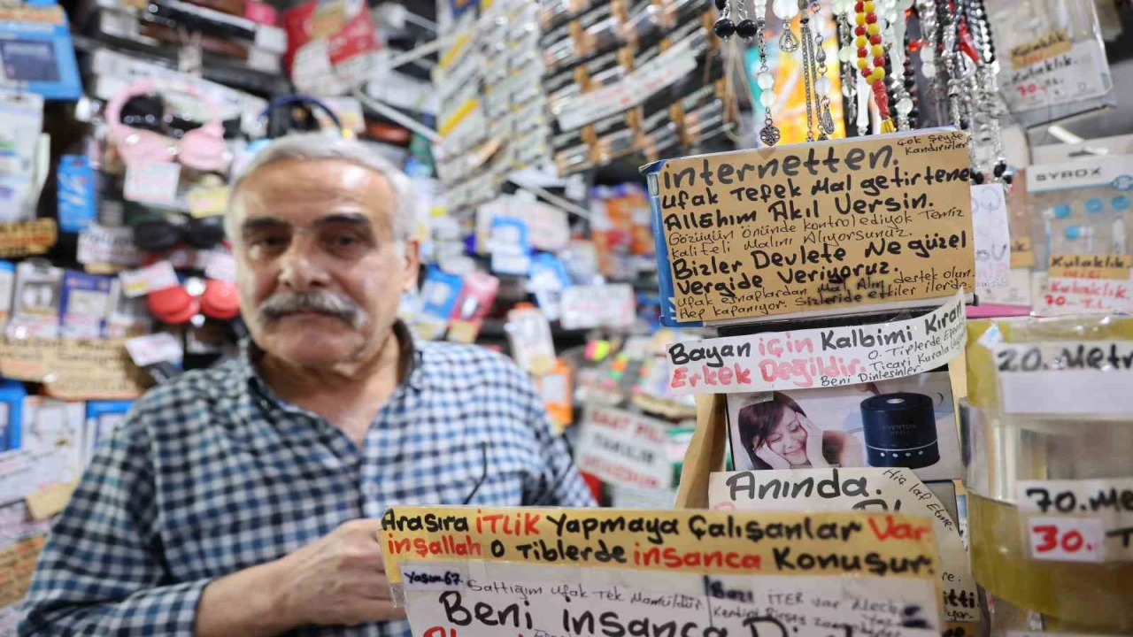 Adanada 44 yıllık esnafın hayat dersi yazıları dikkat çekiyor