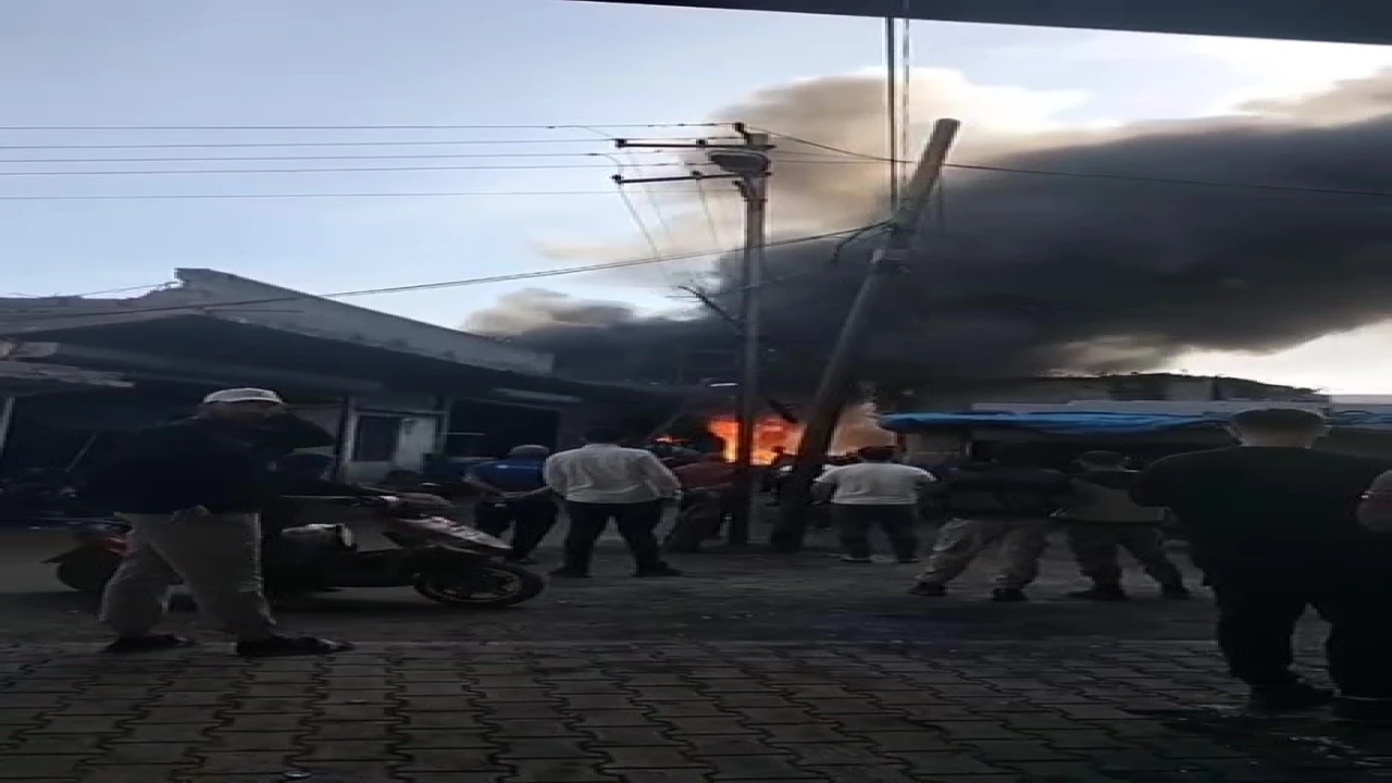 Adanada hurdacı dükkanı alevlere teslim oldu