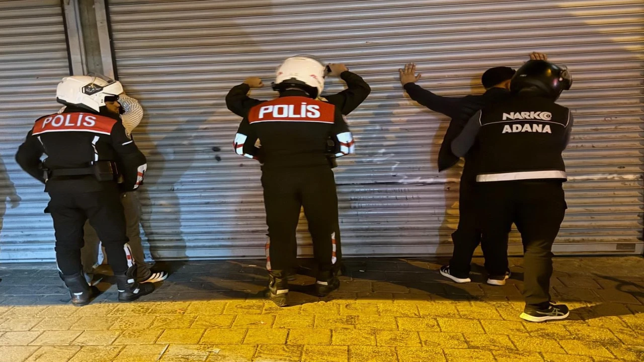 Adanada narko-alan uygulaması: Uyuşturucu içen 20 şahıs suçüstü yakalandı