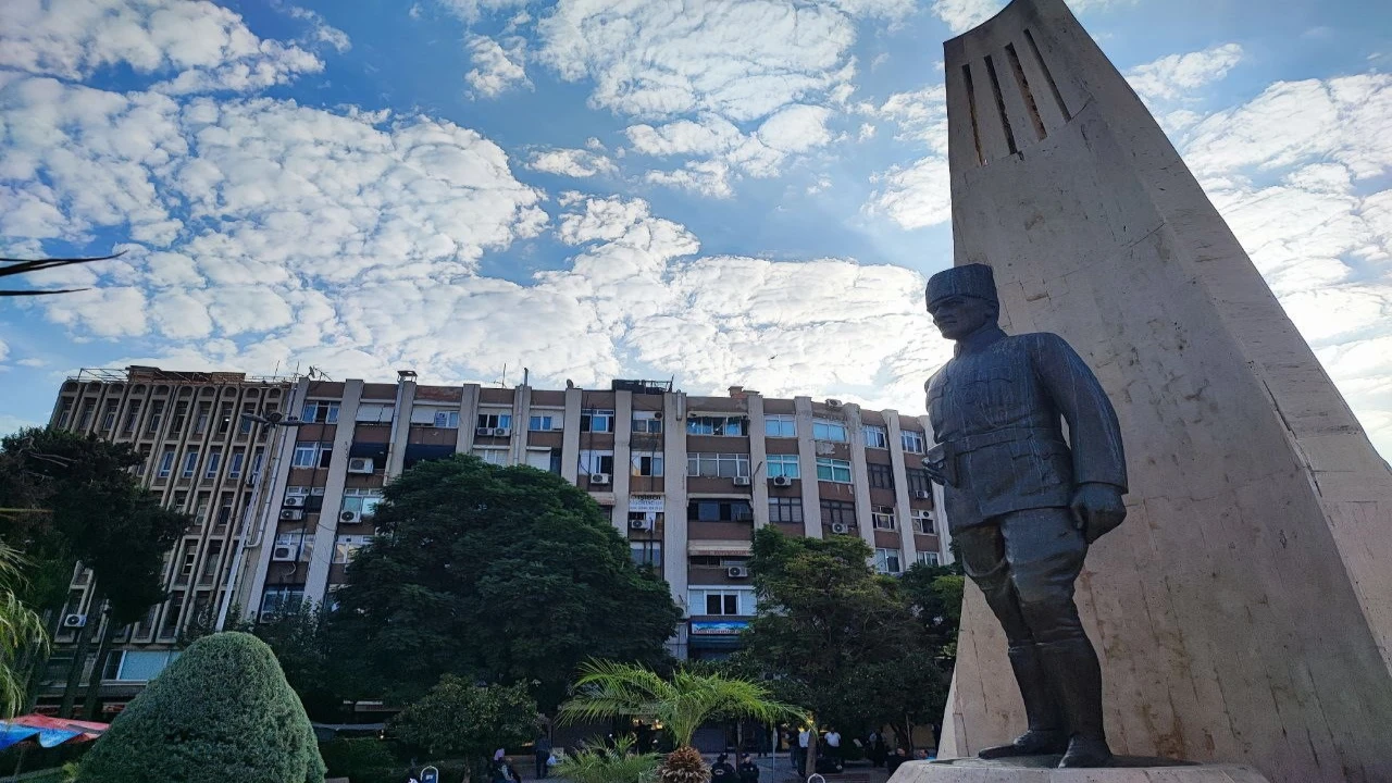 Adanada saat 9u 5 geçe hayat durdu