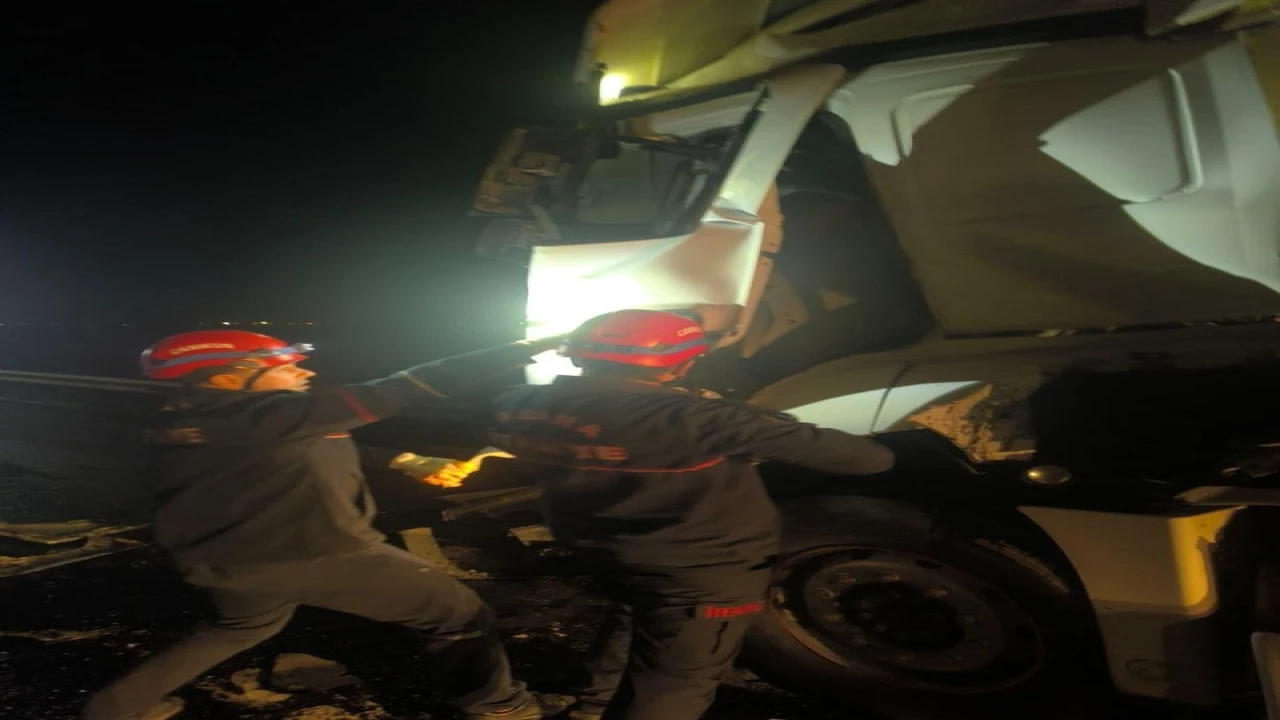 Adanada tır, otobüse arkadan çarptı: 14 yaralı