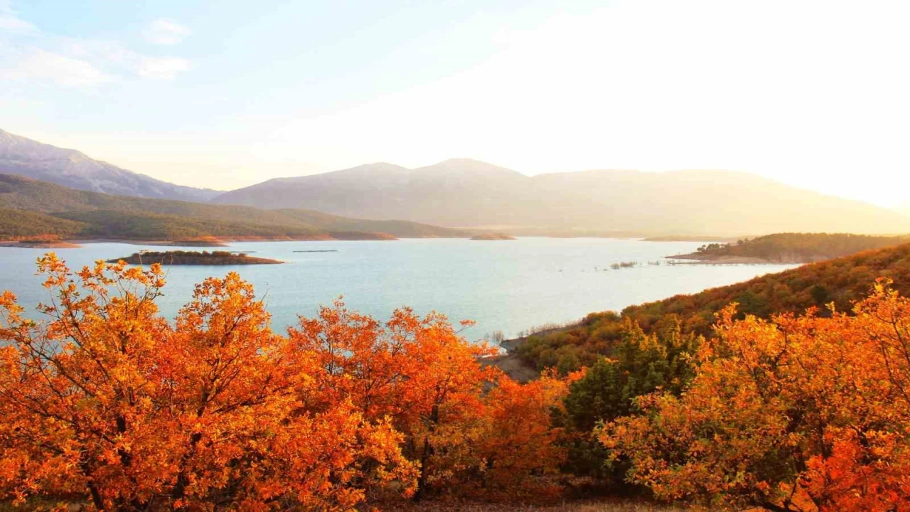 Adatepe Barajı etrafında kartpostallık görüntüler oluştu