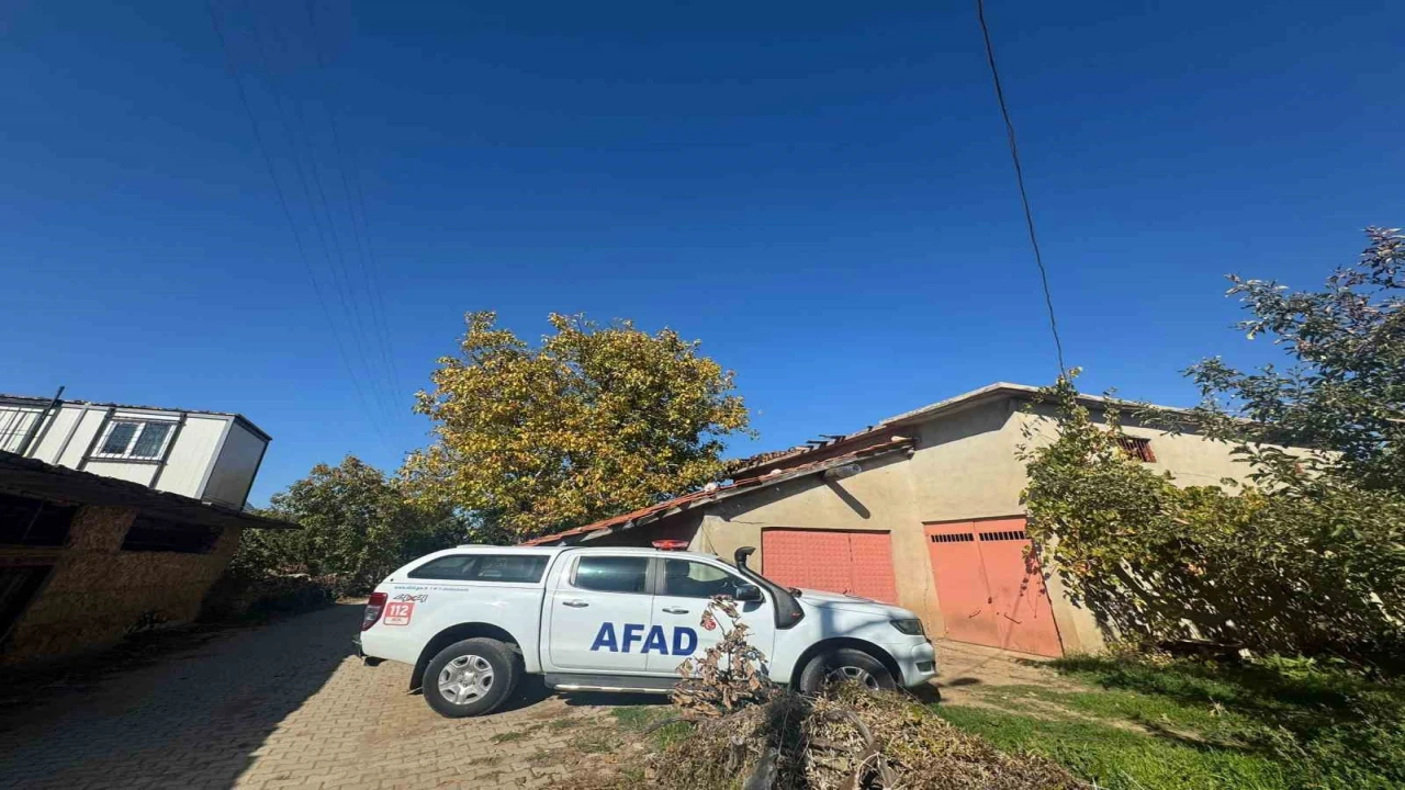 AFAD ekipleri, Eğirdirde obruk oluşan elma bahçesinde inceleme yaptı