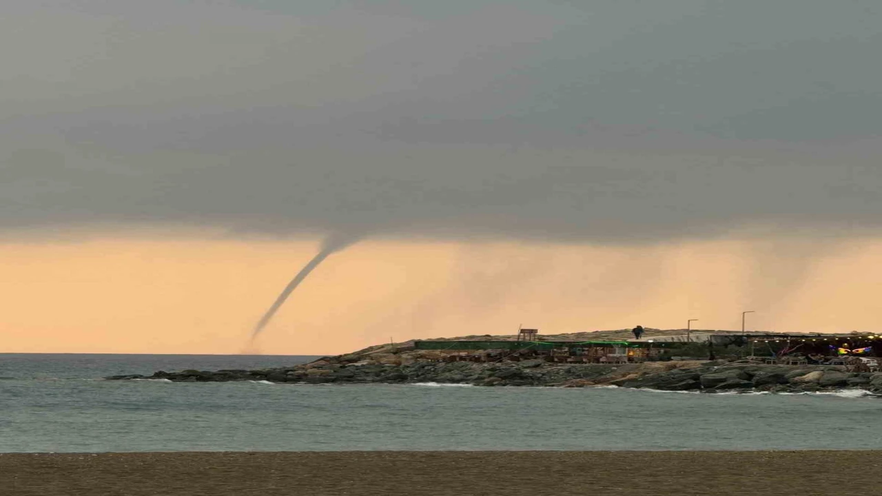 Akdenizde oluşan hortum kameraya yansıdı