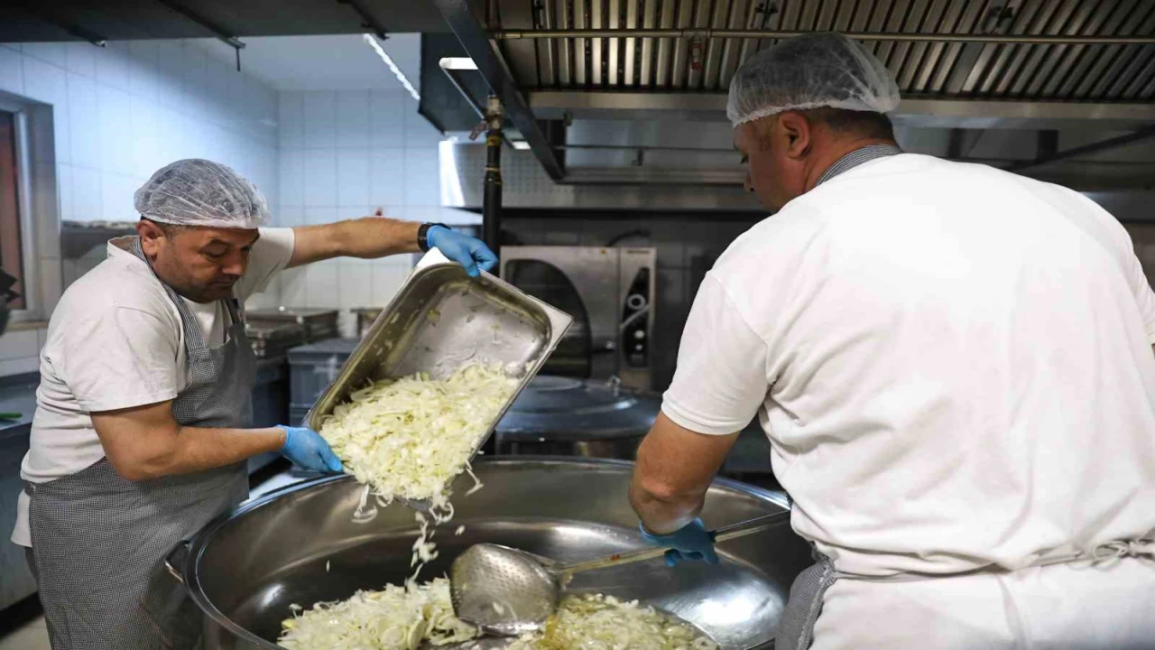 Alanya Aşevinden ihtiyaç sahiplerine günde 2 öğün sıcak yemek