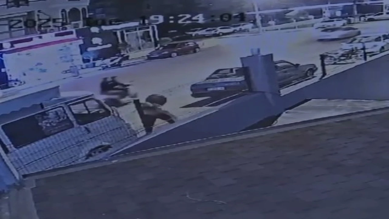 Alanyada kaldırımdan geçen kadına yumruk ve bıçaklı saldırı güvenlik kamerasında