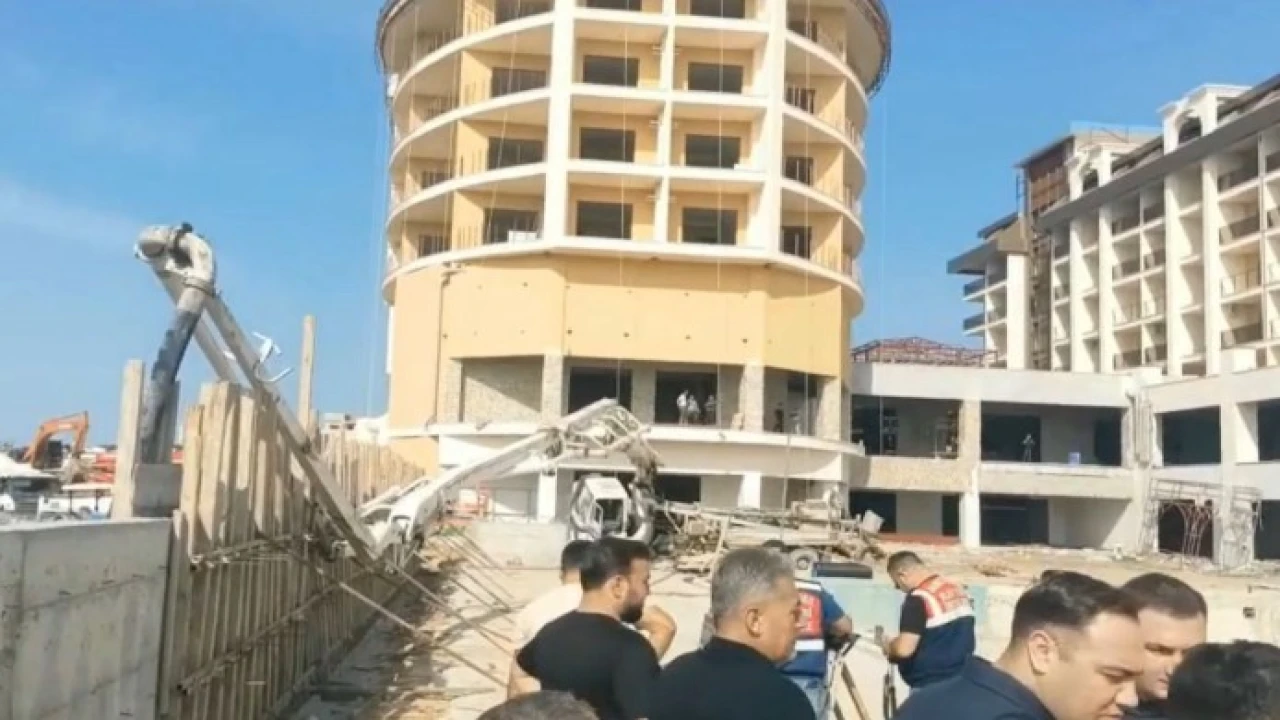 Alanyada otel inşaatında yan yatan beton mikserin kolu işçiye çarptı: 1 ölü