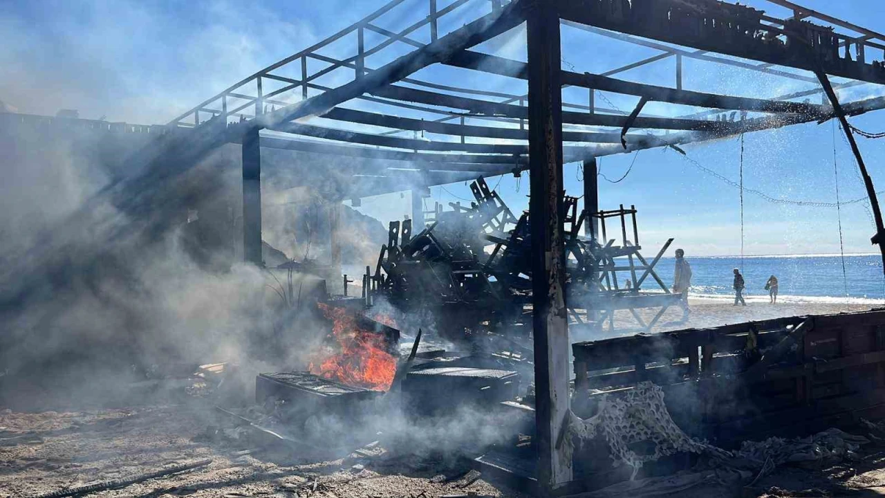 Alanyada plaj büfesi alev alev yandı