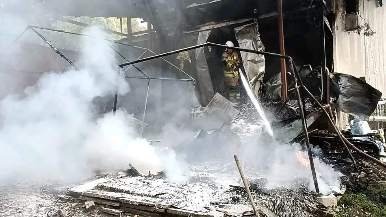 Alevlere teslim olan prefabrik yapı kullanılmaz hale geldi