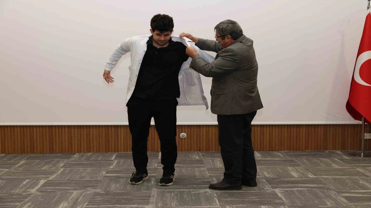 ALKÜlü Diş Hekimliği Fakültesi öğrencileri beyaz önlüklerini giydi