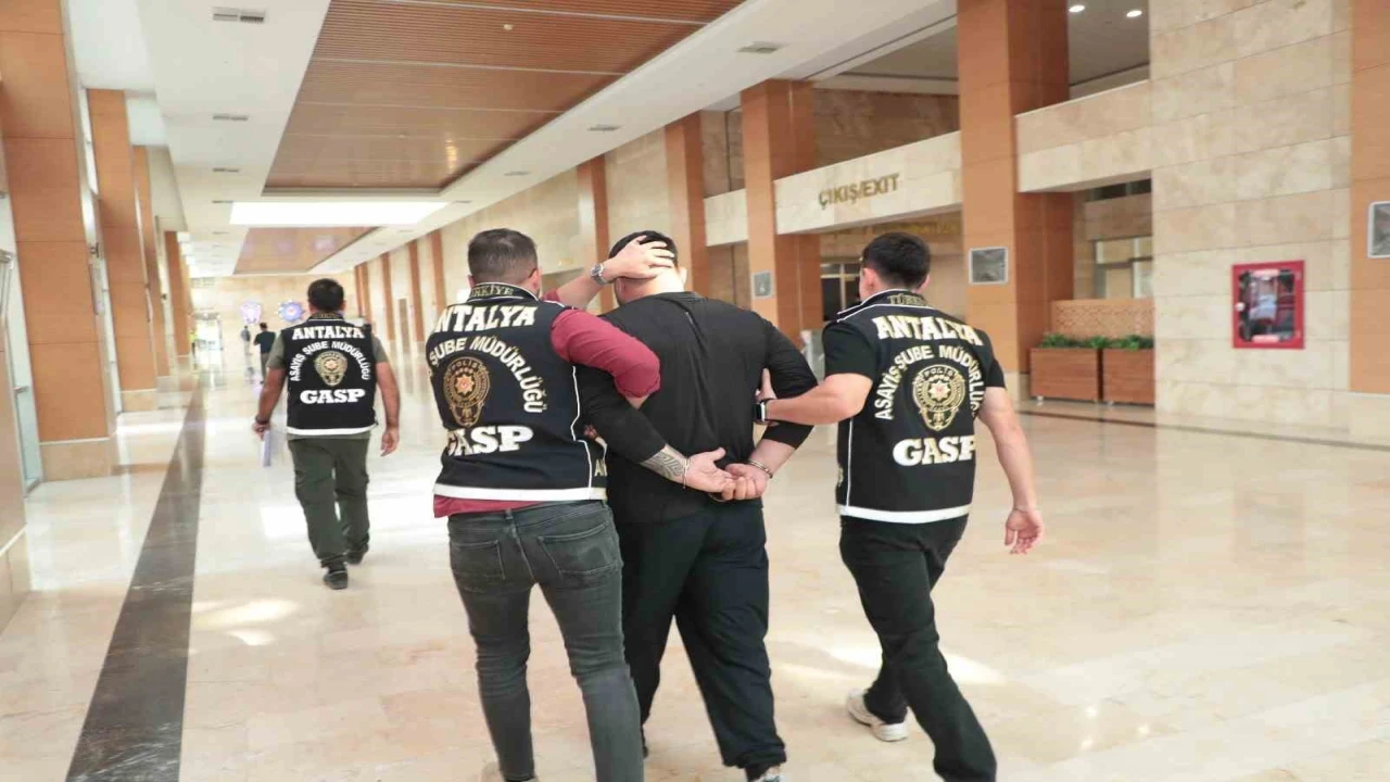 Antalyada 18 yıl 7 ay 17 gün kesinleşmiş hapis cezası ile aranan şahıs yakalandı