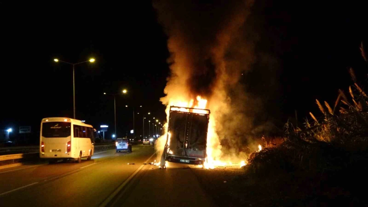 Antalyada elektronik eşya yüklü nakliye aracı alev alev yandı