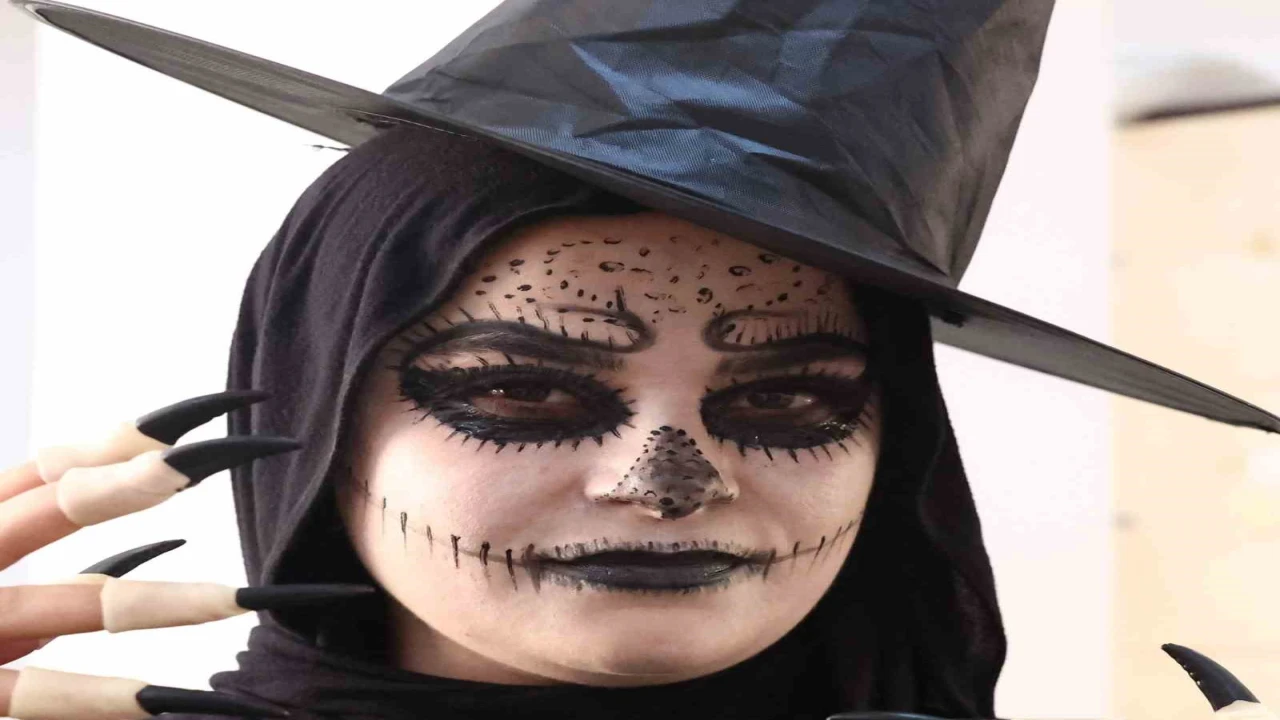 Antalyada görenleri ‘korkutan makyaj