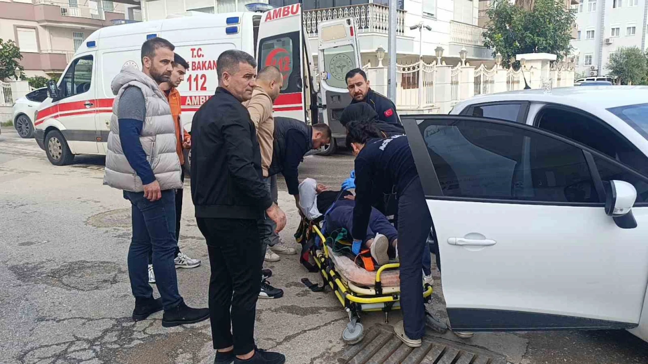 Antalyada hafif ticari araç ile otomobil çarpıştı: 1 yaralı