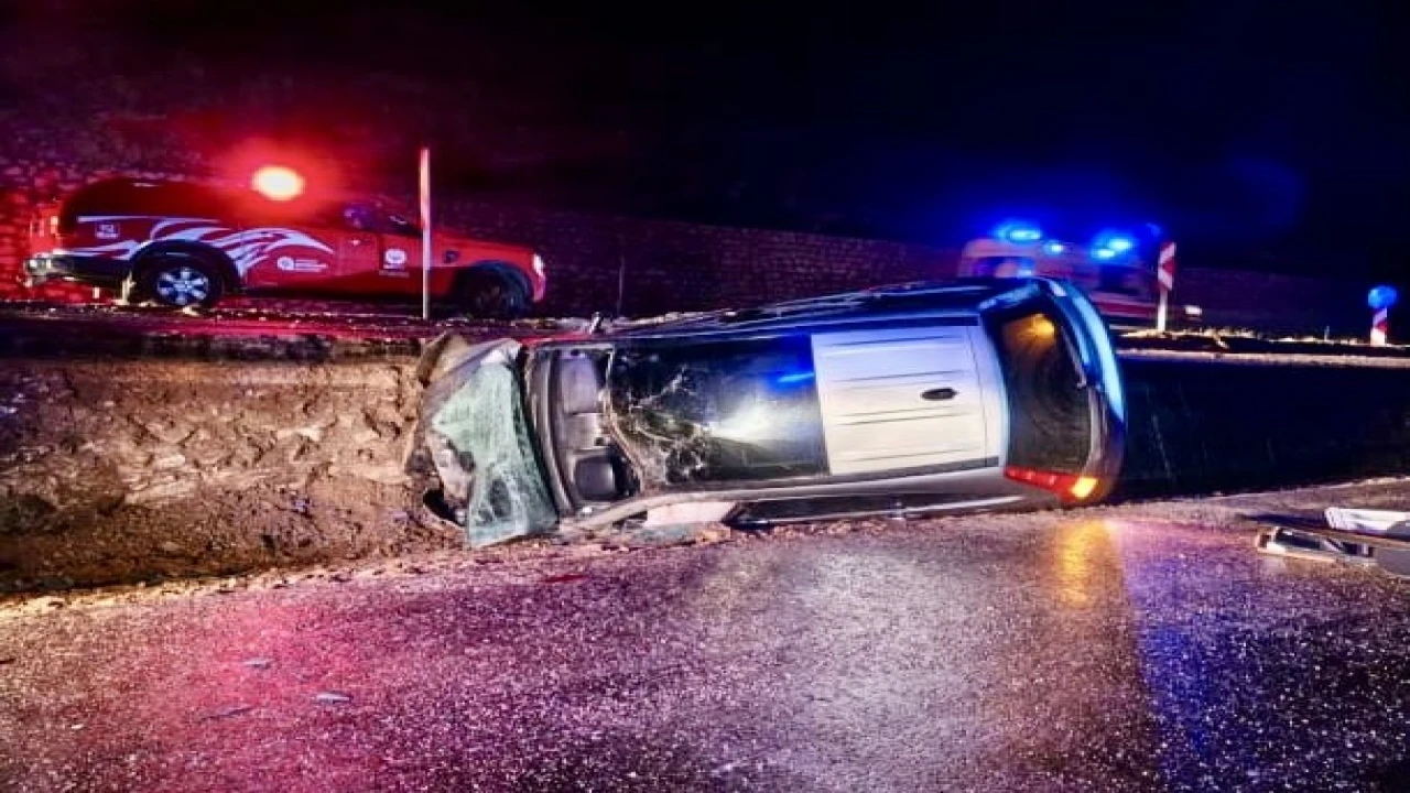 Antalyada kontrolden çıkan otomobil yan yattı: 3 yaralı