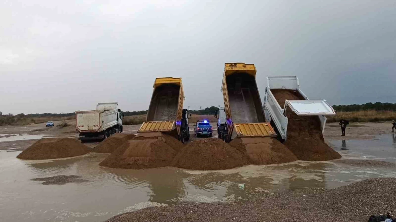 Antalyada kumları çalıp sahilleri talan etmişlerdi: Kamyonlar dolusu plaj kumu bulundu