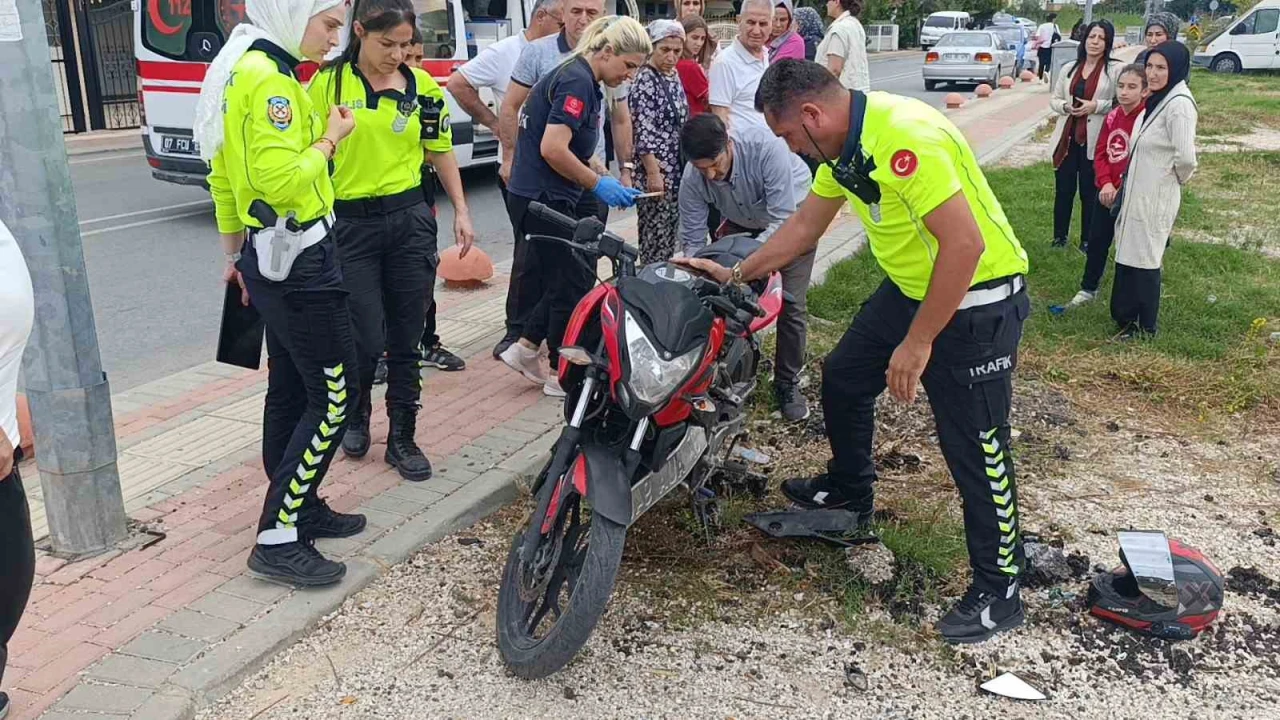 Antalyada otomobil ile motosiklet çarpıştı: 2 yaralı