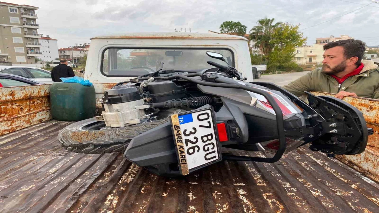 Antalyada otomobil ve motosiklet çarpıştı: 2 yaralı