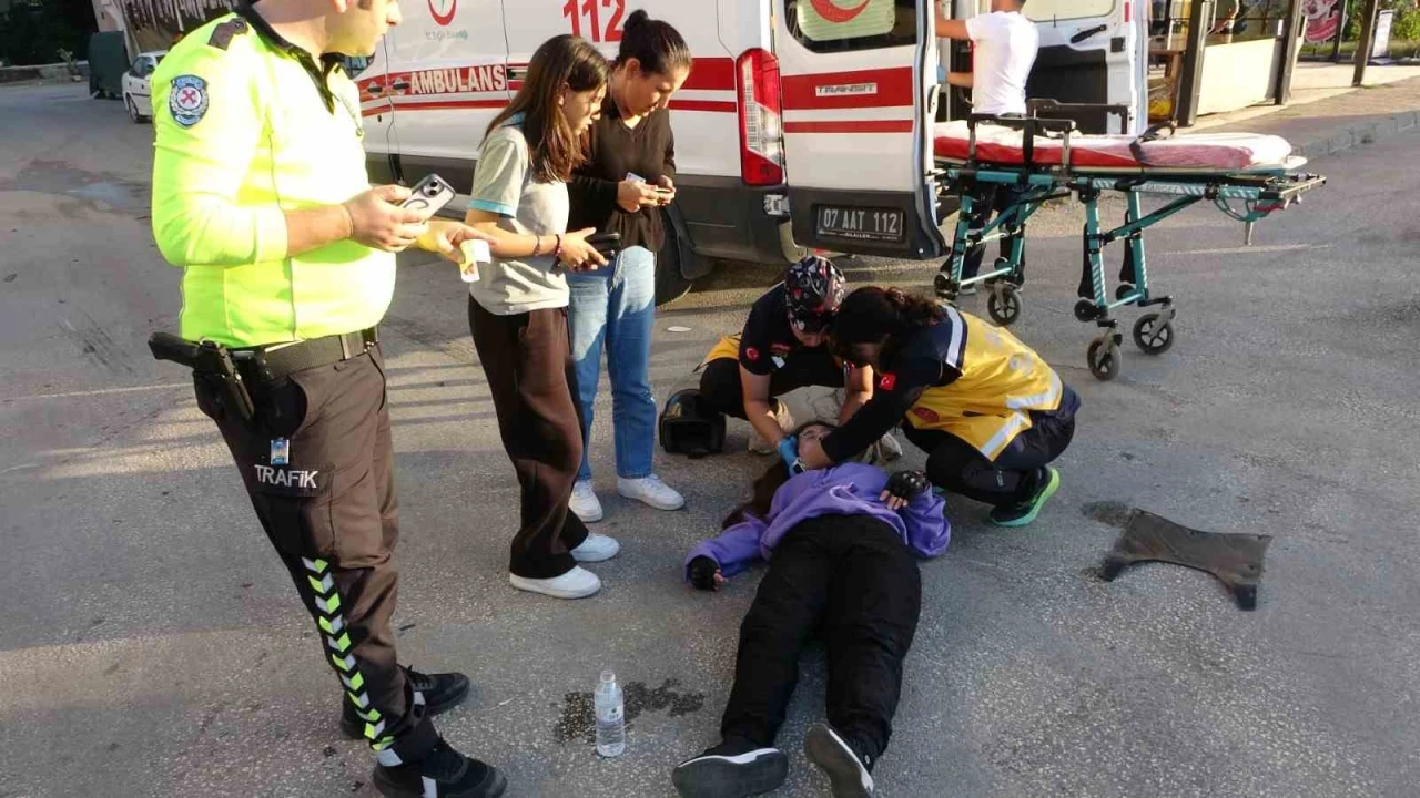 Antalyada otomobille çarpışan motosikletin sürücüsü yola savrularak yaralandı