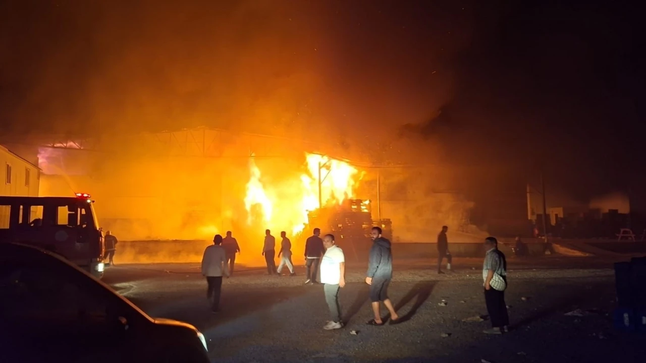 Antalyada paketleme fabrikası alev alev yandı