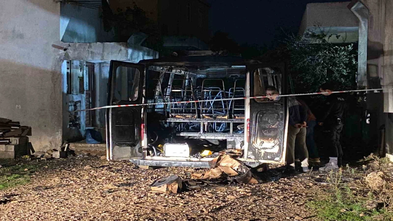 Antalyada park halindeki minibüs alev alev yandı
