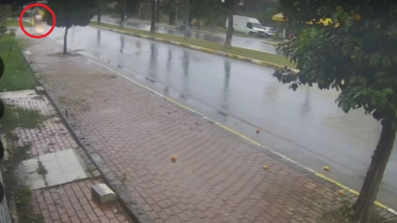 Antalyada seyir halindeki otomobil bir anda alev topuna döndü, sürücü kendini dışarıya attı