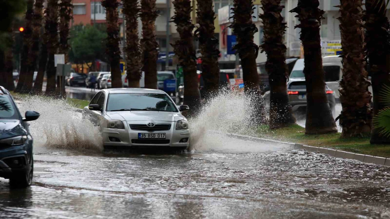 Antalyada şiddetli yağış ve yıldırımlar etkili oldu