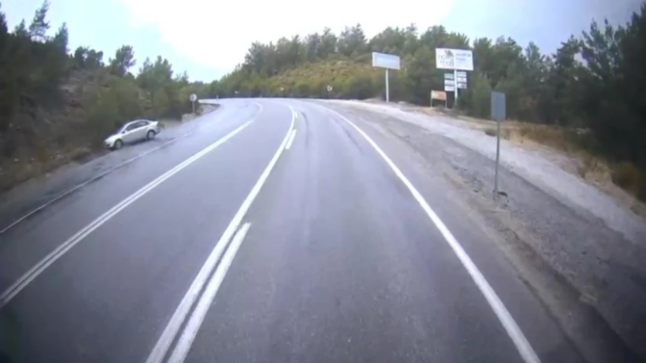 Antalyada yağış nedeniyle kayganlaşan yolda otomobil takla attı: 2 yaralı