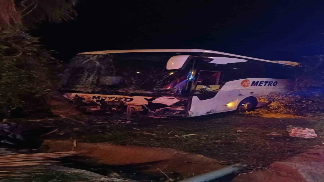 Antalyada yolcu otobüsü refüjdeki ağaç ve aydınlatma direğine çarptı: 3 yaralı